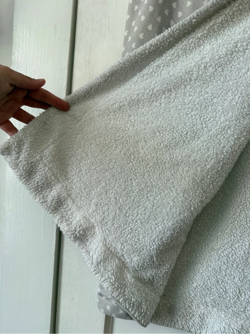 Light gray Heart-Print throw blanket